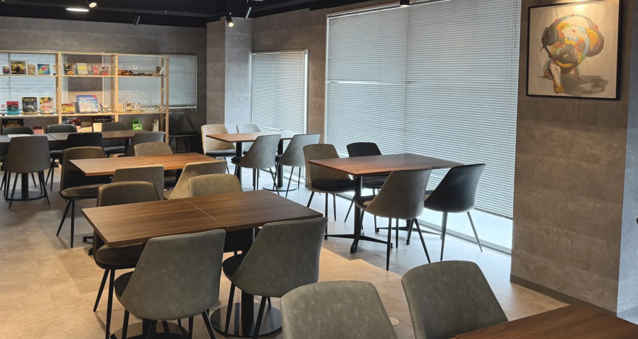 机や椅子が並んでいる店内写真