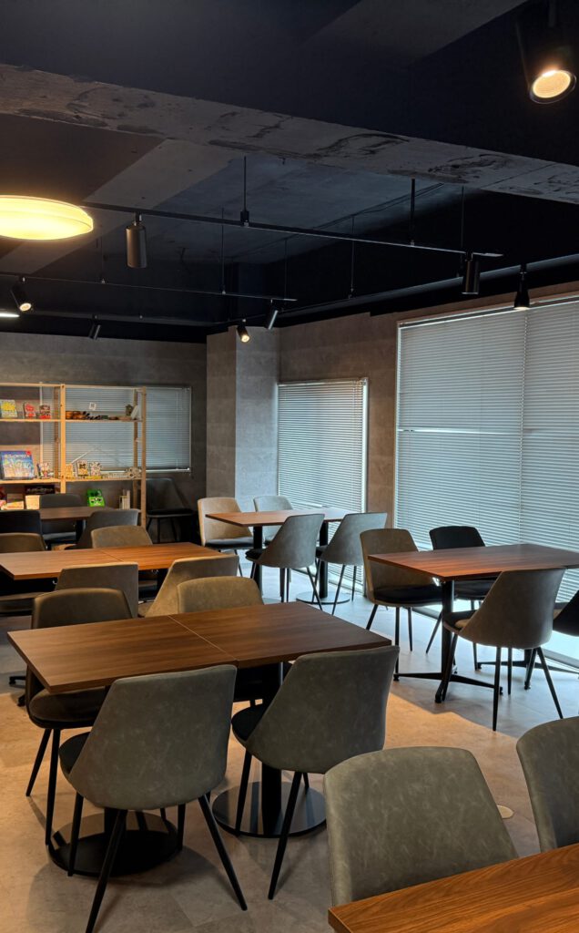 机や椅子の風景写真