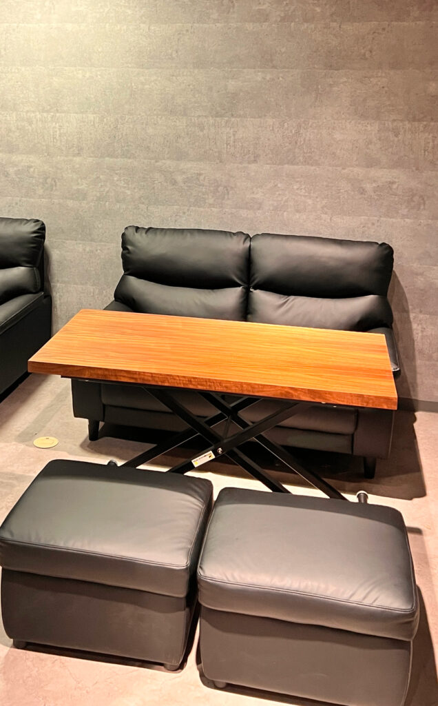 机と椅子の風景写真